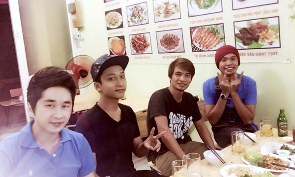 Lệ[-]Rơi[-]đi[-]nhậu[-]ở[-]Sài[-]Gòn,[-]không[-]hề[-]về[-]quê[-]bán[-]ổi